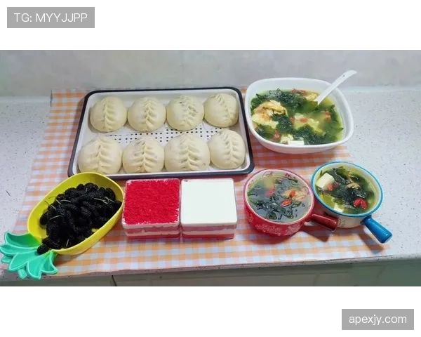 拉菲尼亚赛后回家随手做个早餐，桌上那盘东西把我一个月工资秒成零