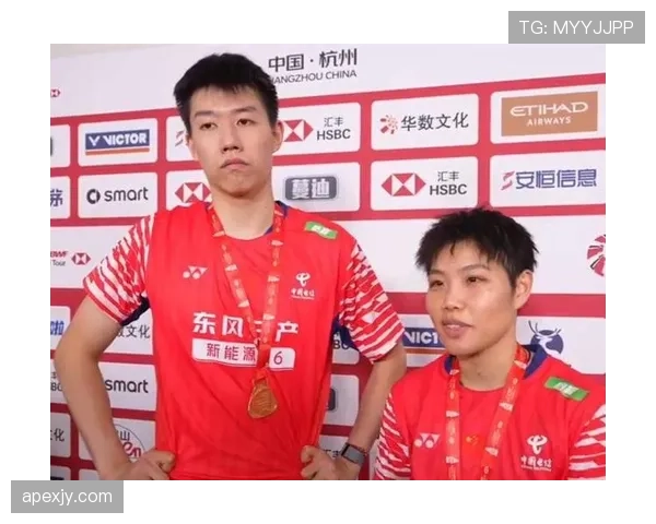黄东萍训练完顺手拎走两袋冰块敷腿，这恢复强度是真没谁了